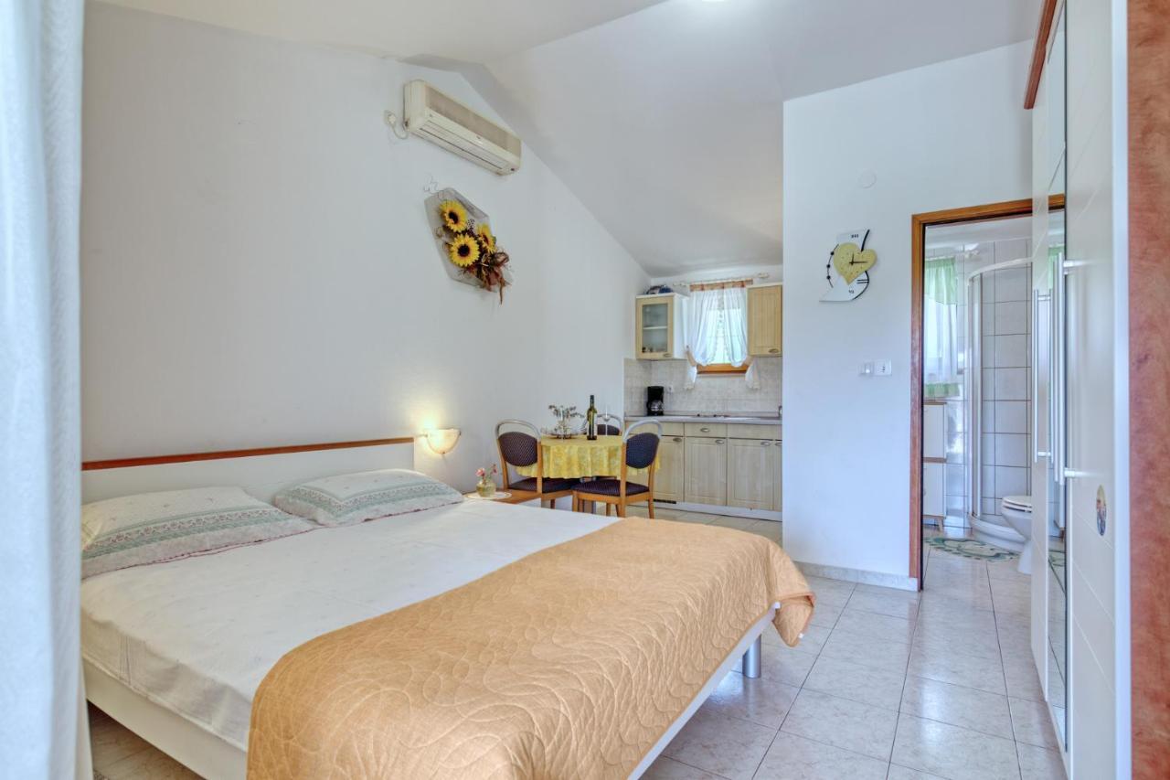 Apartmets Slavica 1644 Banjole Exteriör bild