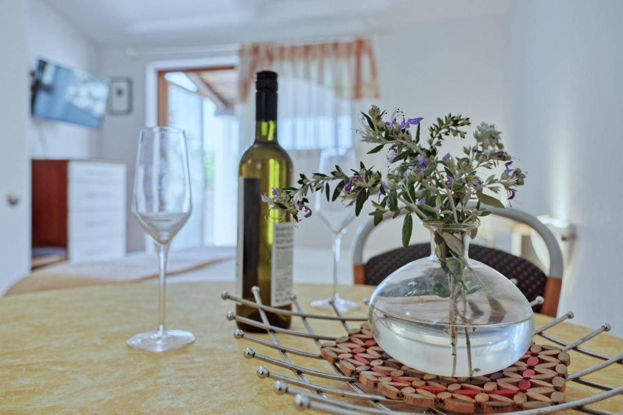 Apartmets Slavica 1644 Banjole Exteriör bild