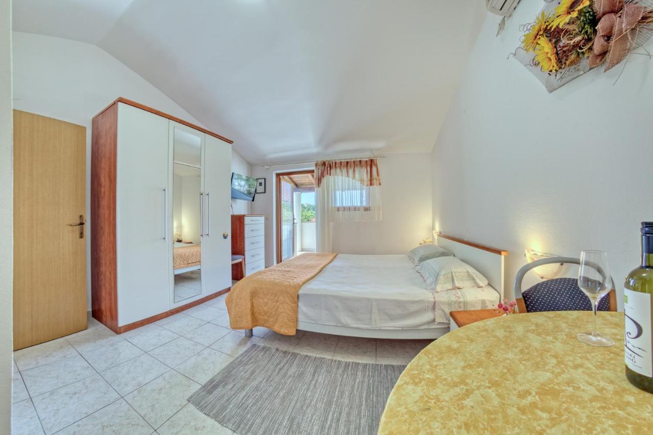 Apartmets Slavica 1644 Banjole Exteriör bild