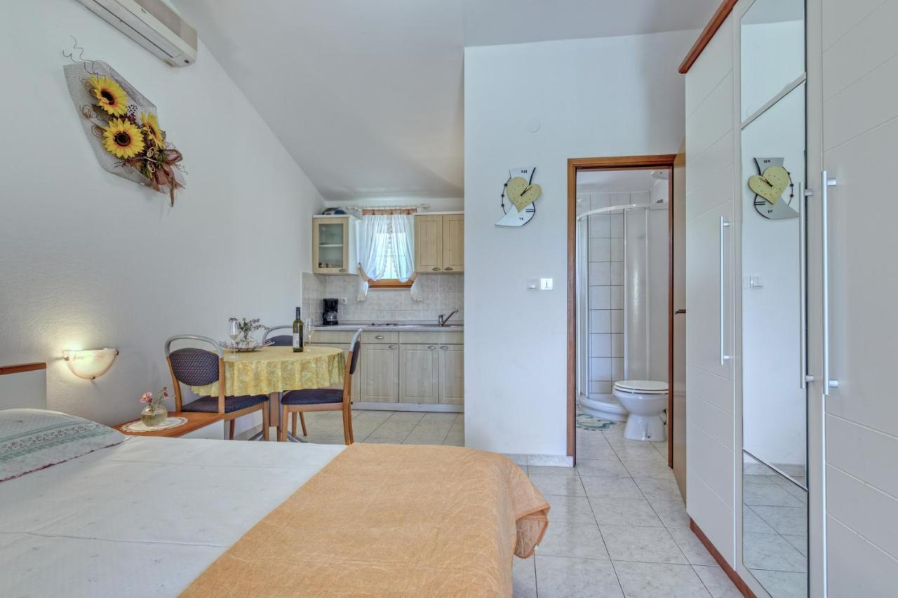 Apartmets Slavica 1644 Banjole Exteriör bild